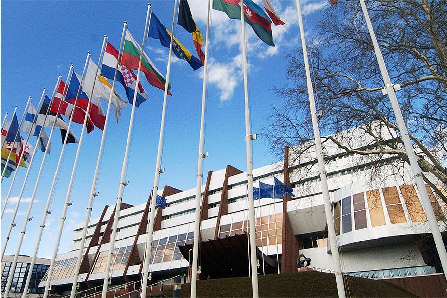 El Consell d\'Europa \"anima a obrir el debat\" per situar l\'accés a la nacionalitat als deus anys i permetre el doble passaport