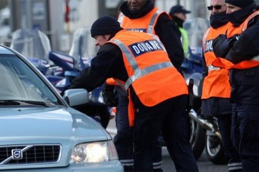 Els investigadors també acusen de corrupció el duaner francès empresonat i creuen que ha fet contraban de tabac molts anys