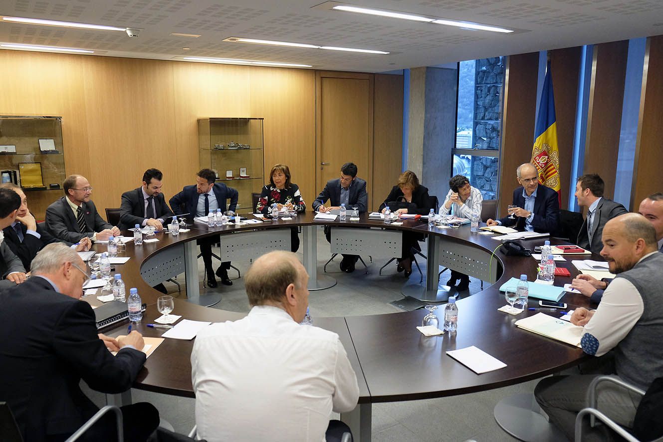 ¿Vinculant o no vinculant? Aquesta és la qüestió (sobre l\'informe dels comuns en relació a la cessió gratuïta de sòl)