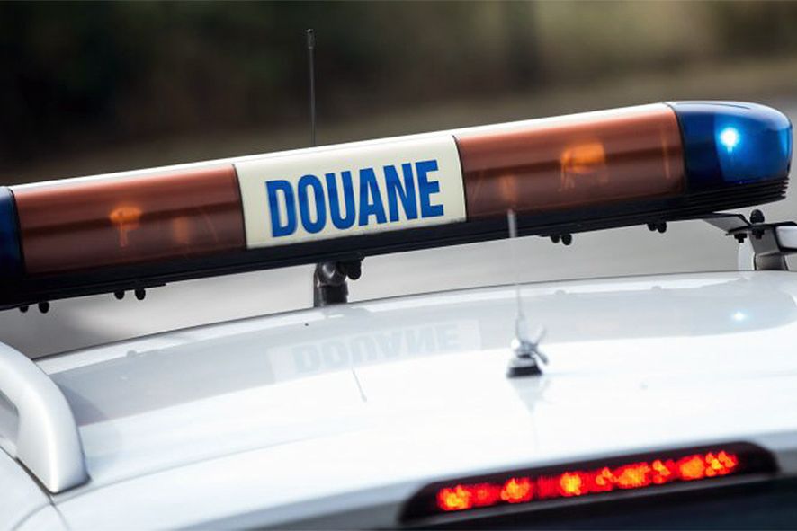 El cas del duaner francès empresonat es complica: la investigació s\'amplia a suborns i proxenetisme