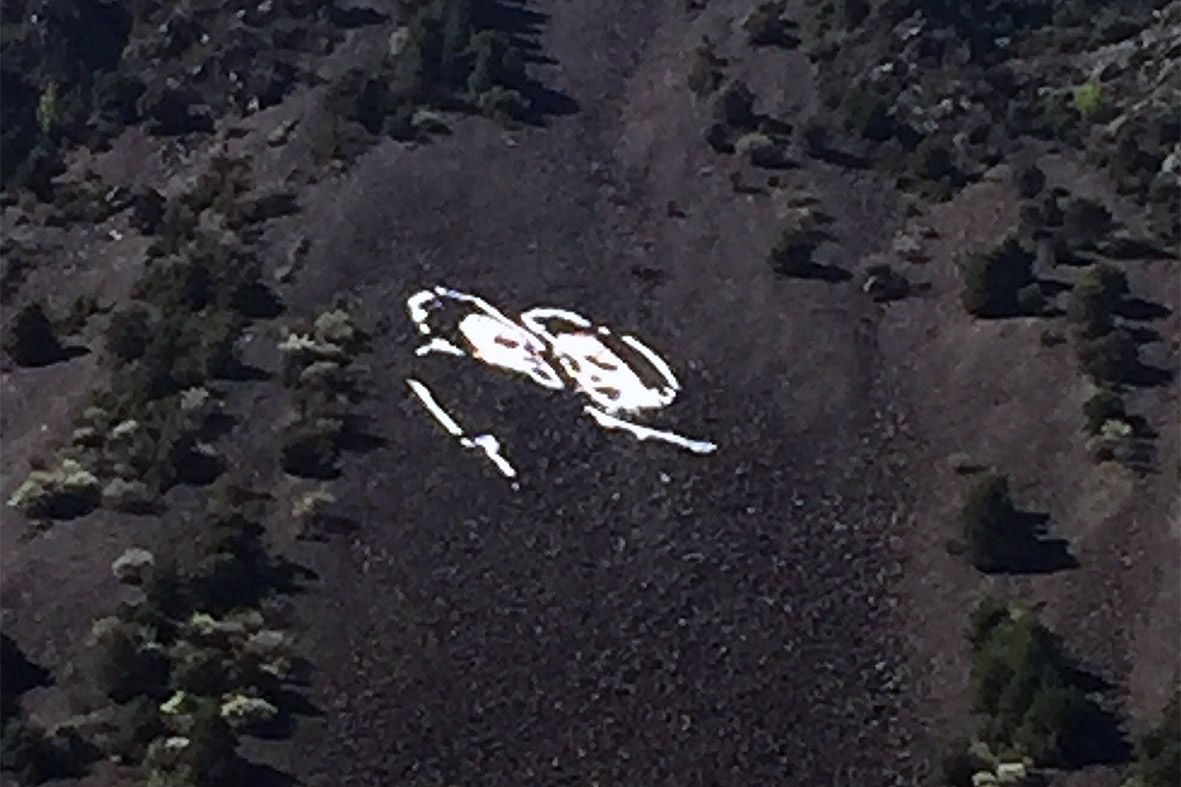 La intervenció artística a la tartera del pic de Carroi que homenatja els refugiats pren forma