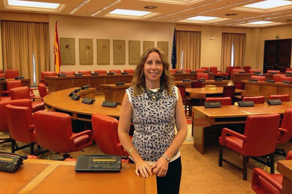 La dama dels 4.000 euros (de deute al PS) i els piscolabis \'de gorra\'