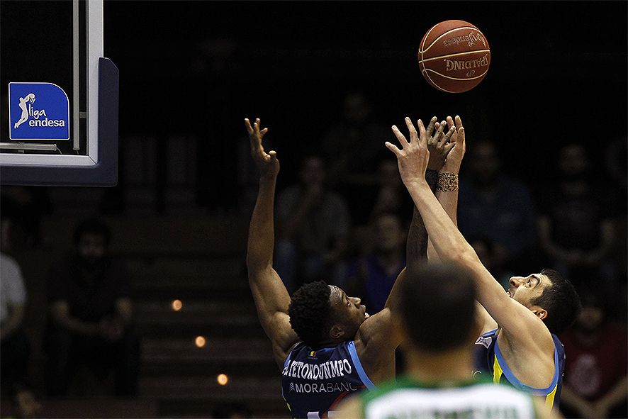 La derrota del Bilbao dóna el bitllet per al play-off a un fluix MoraBanc que cau a Sevilla (76-59)
