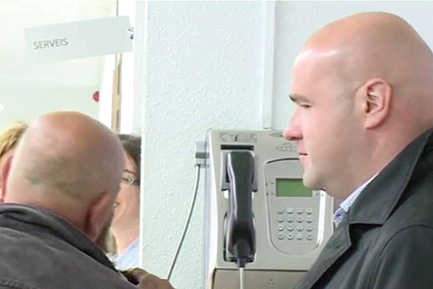 Canut-Calvet: una picabaralla de poble o quan tothom té la contrasenya del wifi del cònsol Canut-Calvet: una picabaralla de poble o quan tothom té la contrasenya del wifi del cònsol