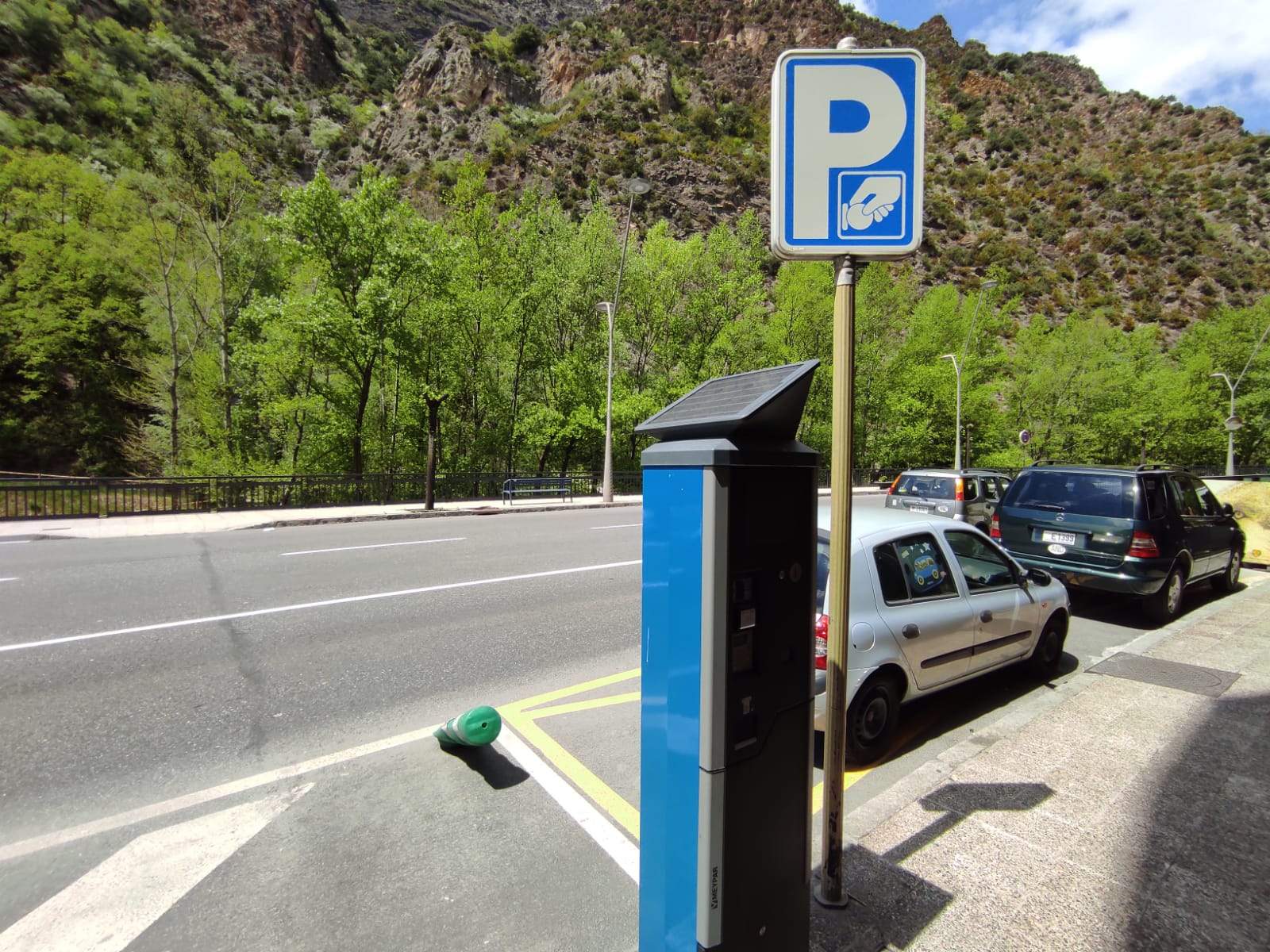 Un dels aparells reguladors de la zona blava a l'avinguda Francesc Cairat.