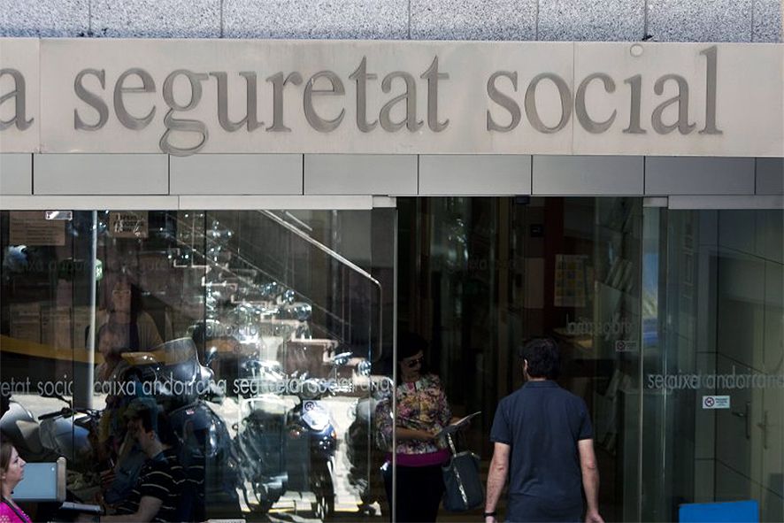 Entrada principal de la seu de la CASS, al carrer Joan Maragall.