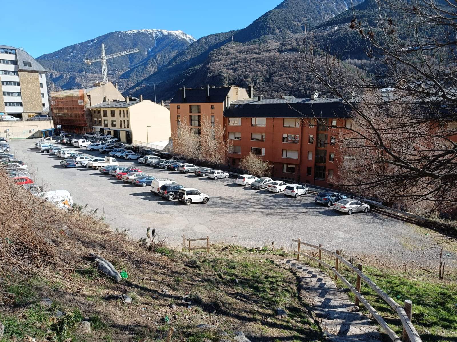 L'home hauria disparat a l'aire del descampat des d'un dels blocs del carrer Bonavista.