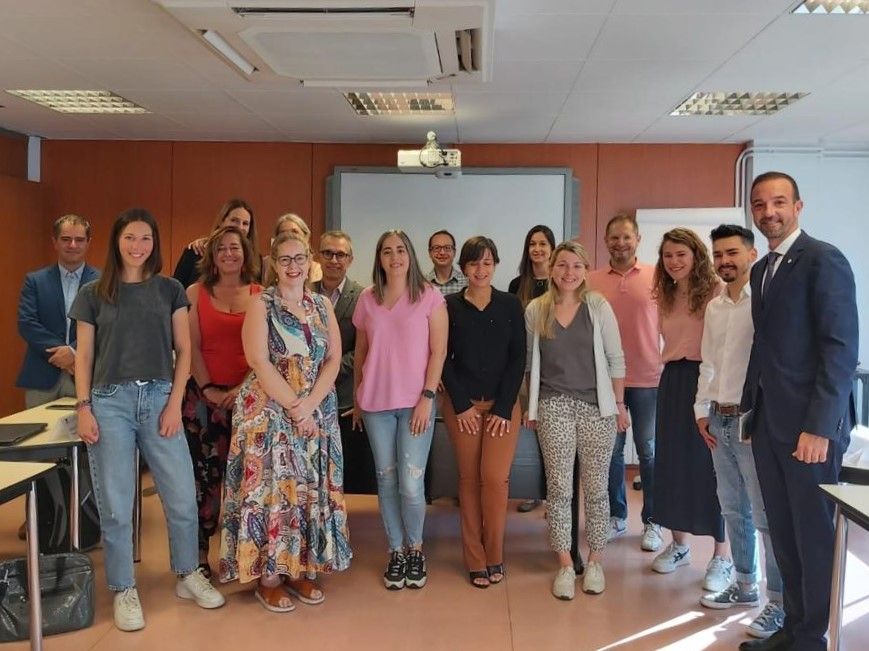 El ministre de Turisme, Jordi Torres, amb els assistents en el curs dirigit al sector hoteler