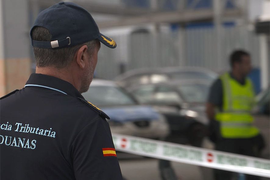 Fort desplegament de la guàrdia civil a la duana per localitzar divises que pretenen accedir a Espanya