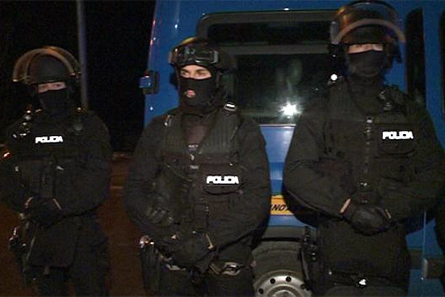 La querella pel \'cas de les armilles\' policials tira endavant: el CFPA té tot el dret a exercir l\'acció popular