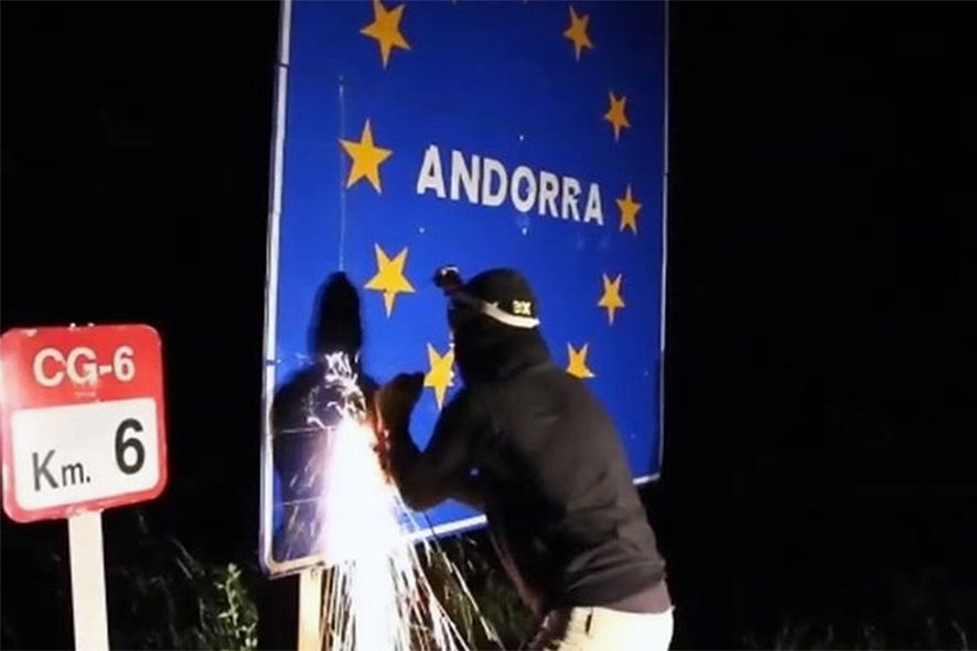 Joves radicals de la CUP malmeten un cartell d\'Andorra per reivindicar els Països Catalans