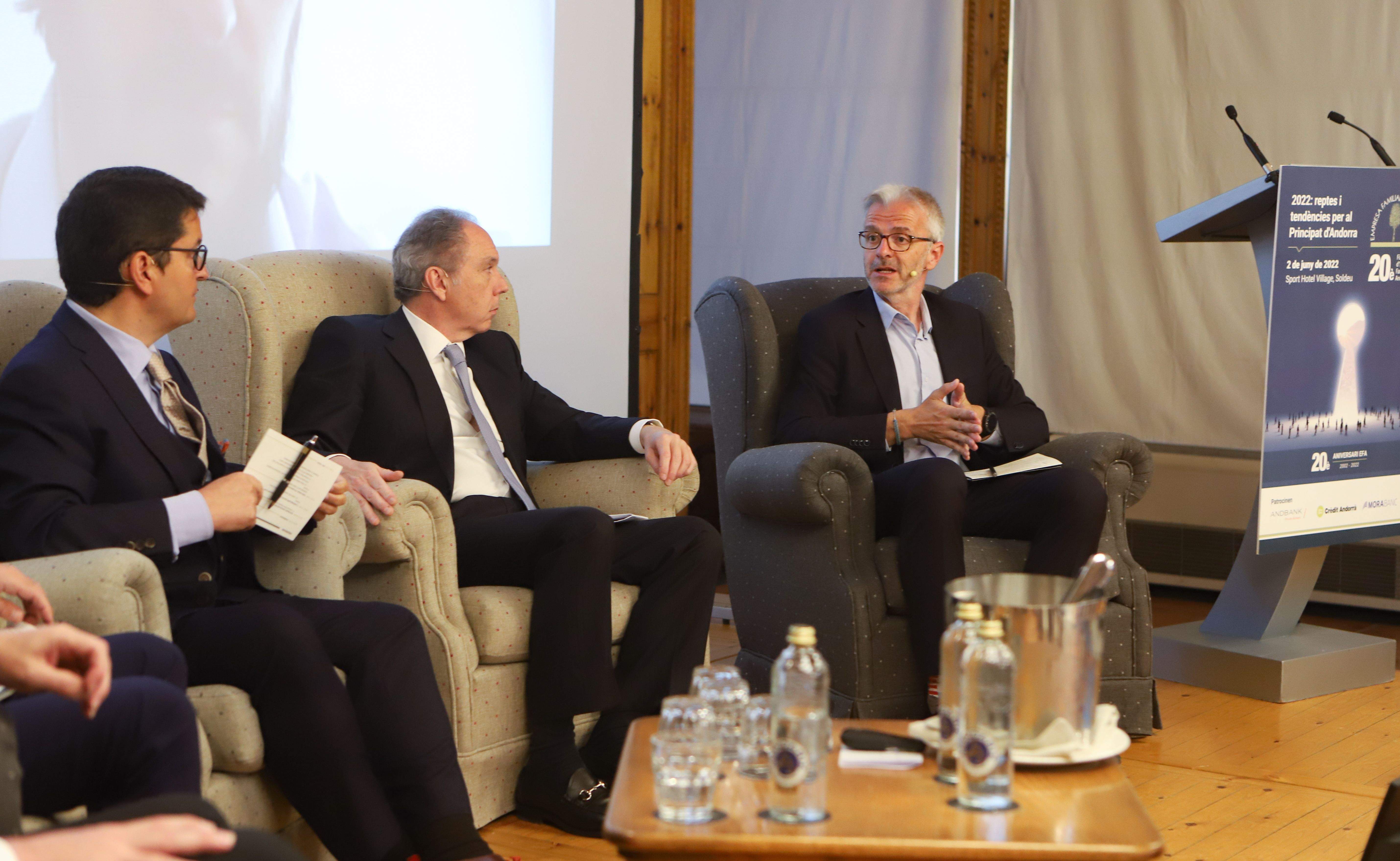 Mora escolta els participants en una de les taules rodones del Fòrum.