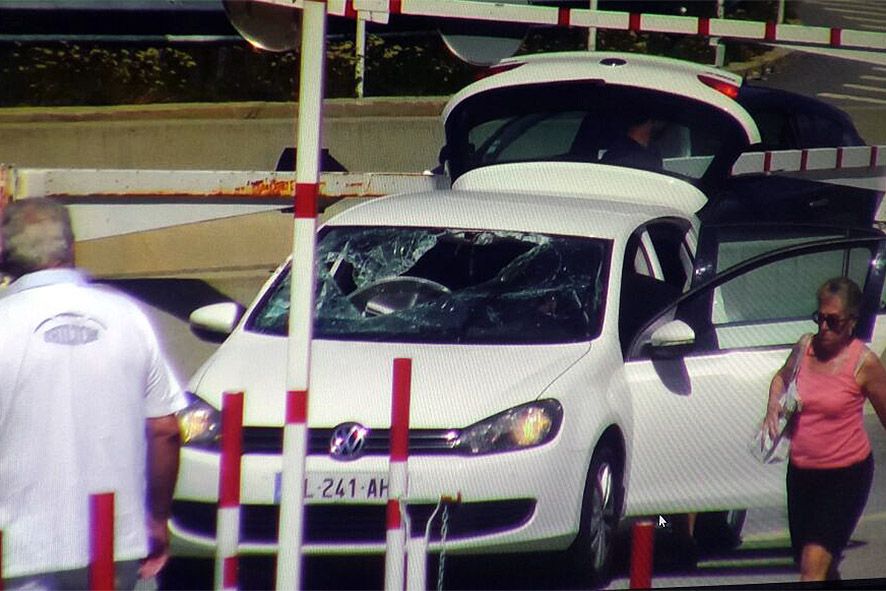 Una tanca del costat francès de la duana del Baladrà impacta contra un vehicle que accedia al Principat