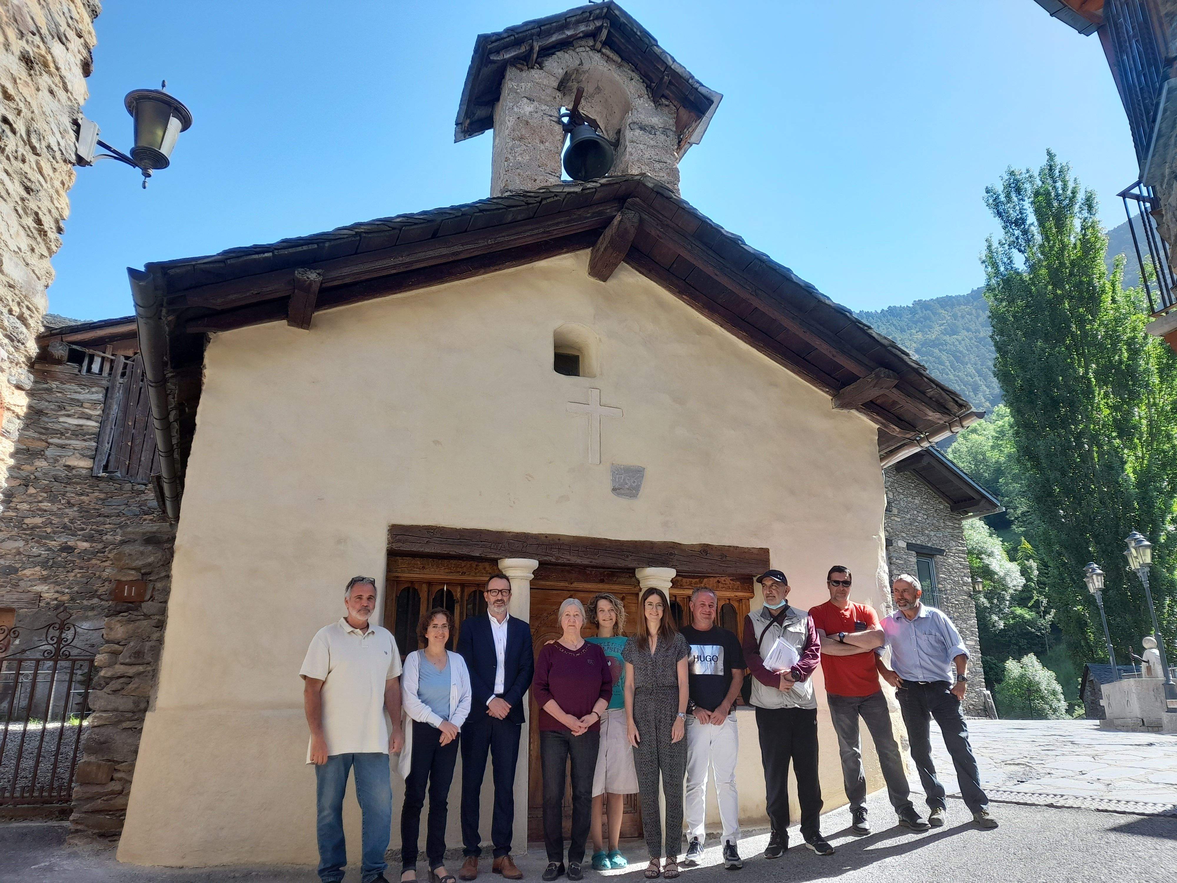 La visita institucional a l'església de Sornàs després de ser rehabilitada