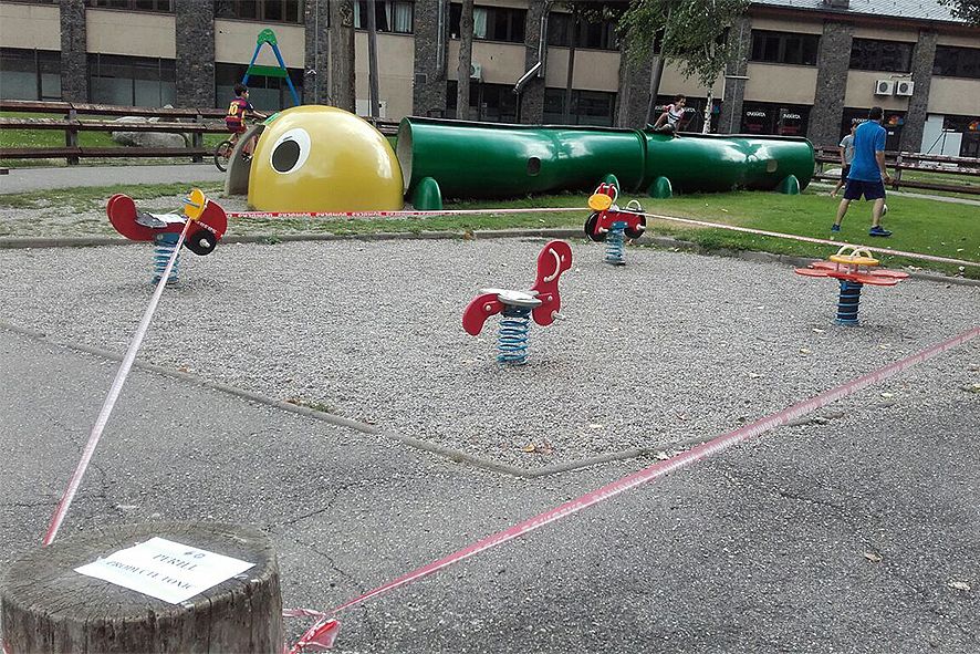 La fumigació per foragitar les vespes va obligar a tancar una zona de gronxadors del Parc Central