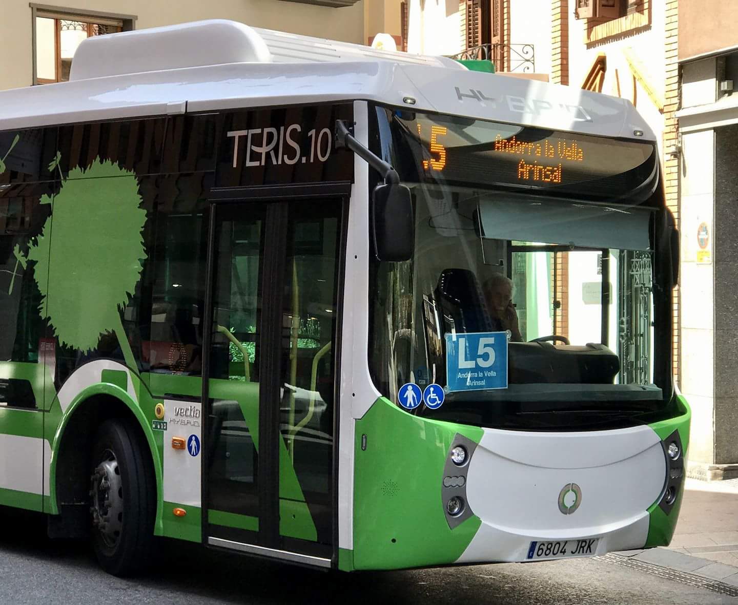 De la polèmica del bus espanyol que fa trajectes interns a les multes prescrites que Encamp vol cobrar