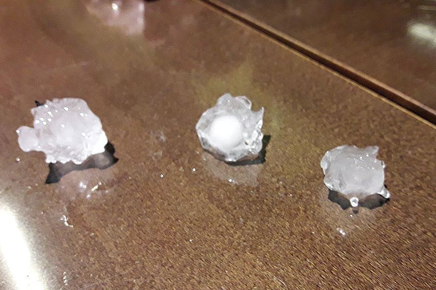 Una intensa pedregada malmet novament el tabac, fa abaixar les temperatures i redueix l\'alt risc d\'incendi