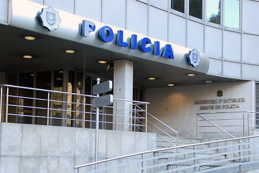 Detingut un home a Escaldes que es va abalançar sobre agents de policia empunyant un gran ganivet
