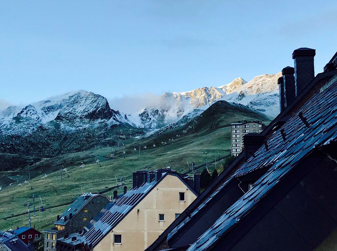 Els cims de la zona d'Envalira enfarinats.
