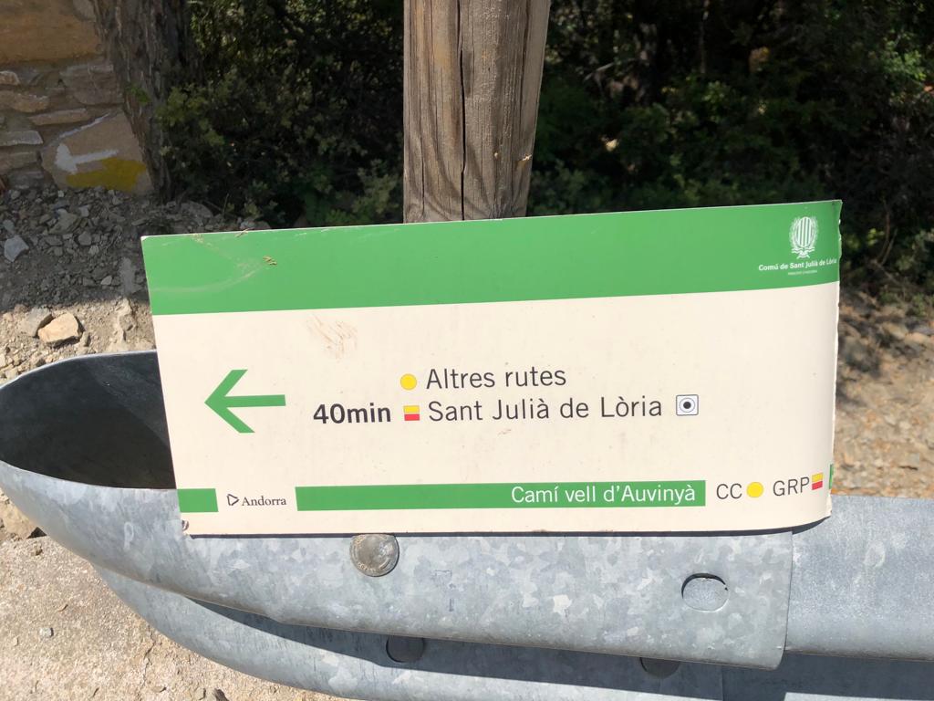 Un cartell fora del seu suport.