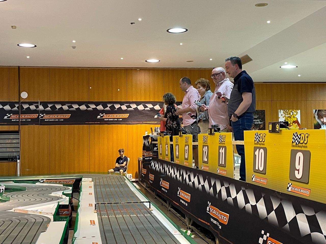 Autoritats comunals provant el circuit on es disputarà la cursa.