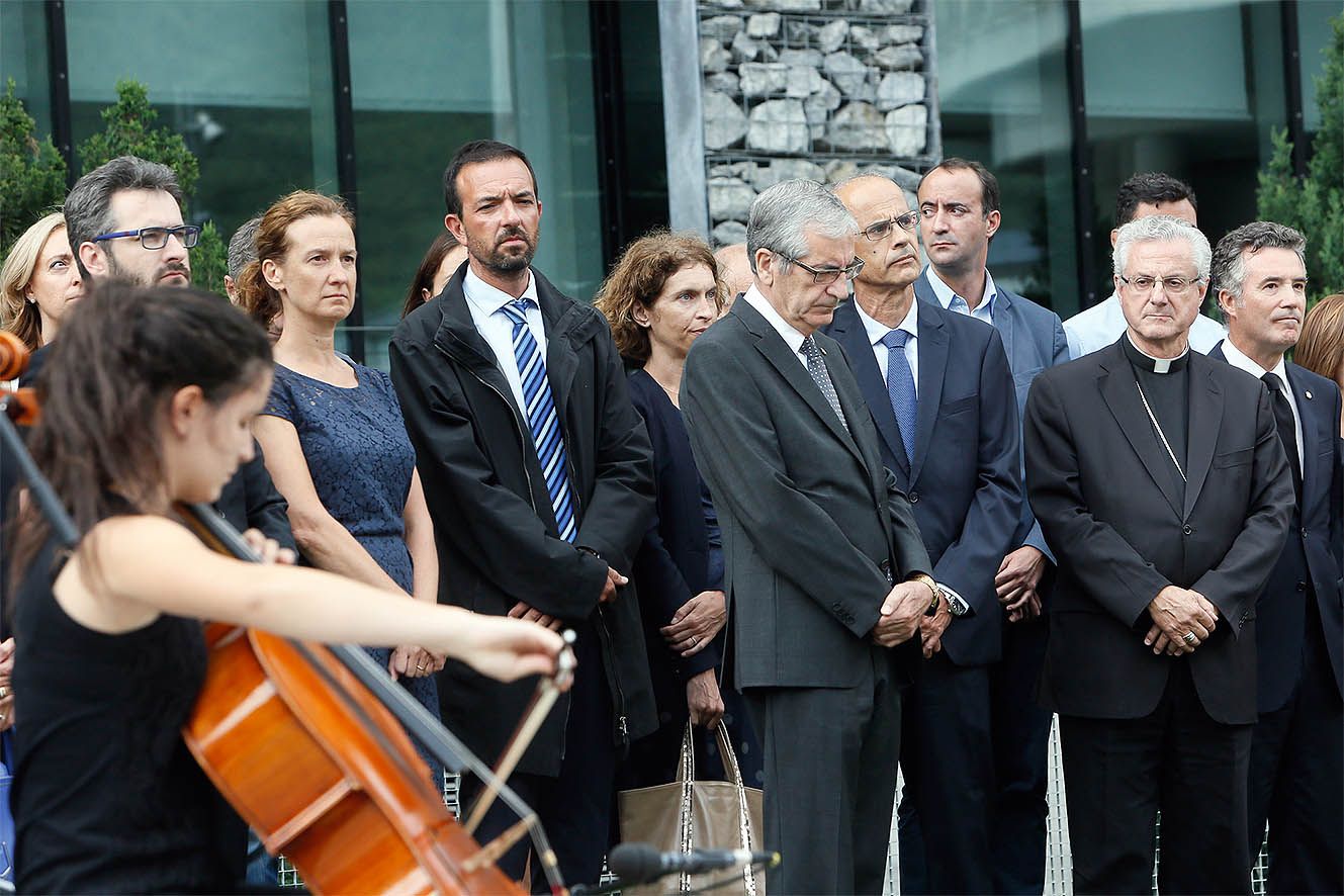 Solidaritat i \"contundent condemna del terrorisme\" en el minut de silenci pels atemptats de Barcelona i Cambrils