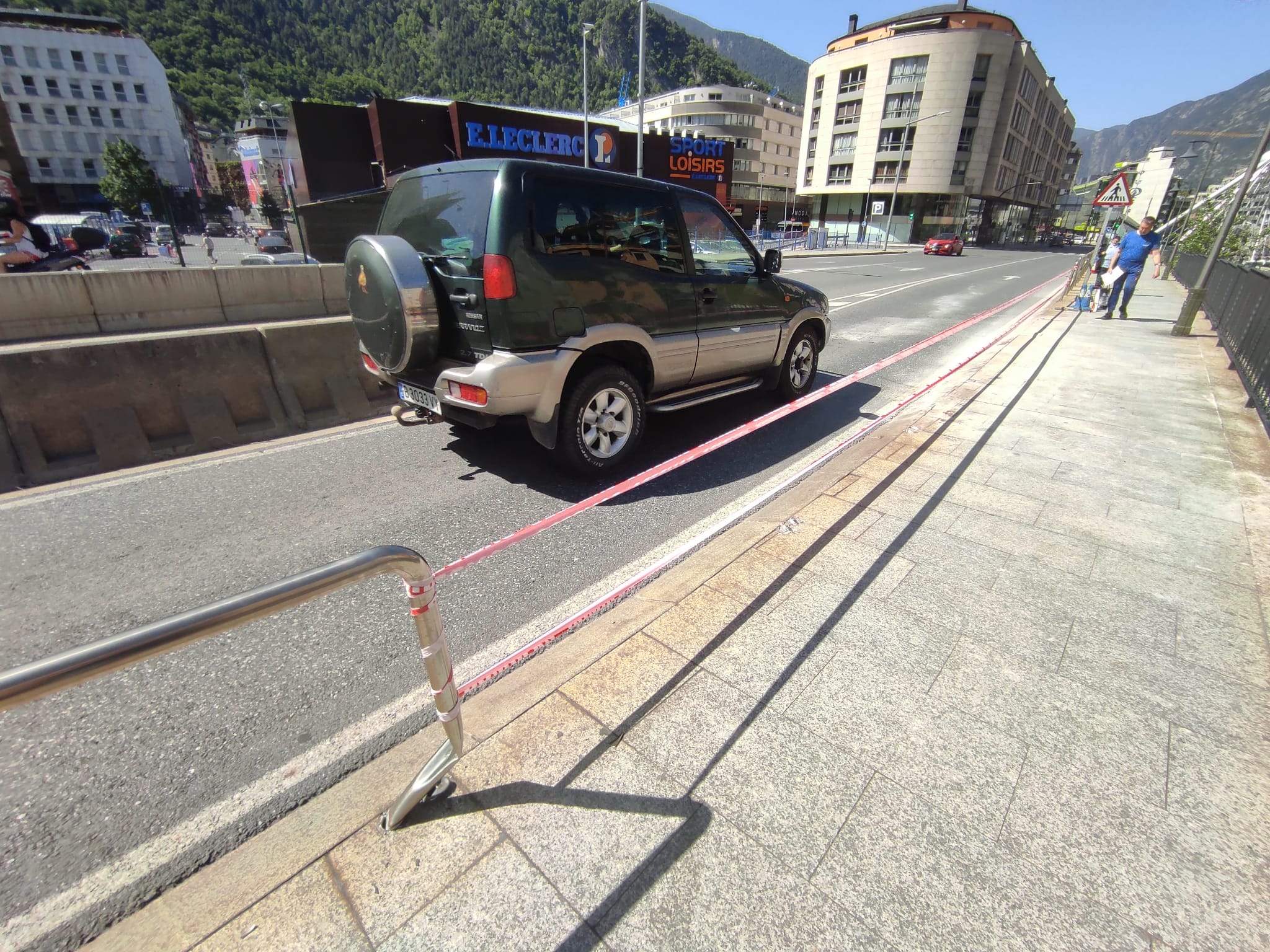 Un vehicle passa aquest matí per la zona on hi ha hagut l'accident.