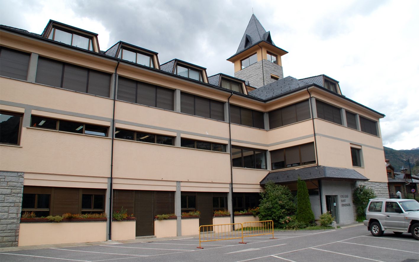 Un dels accessos al col·legi Sant Ermengol.