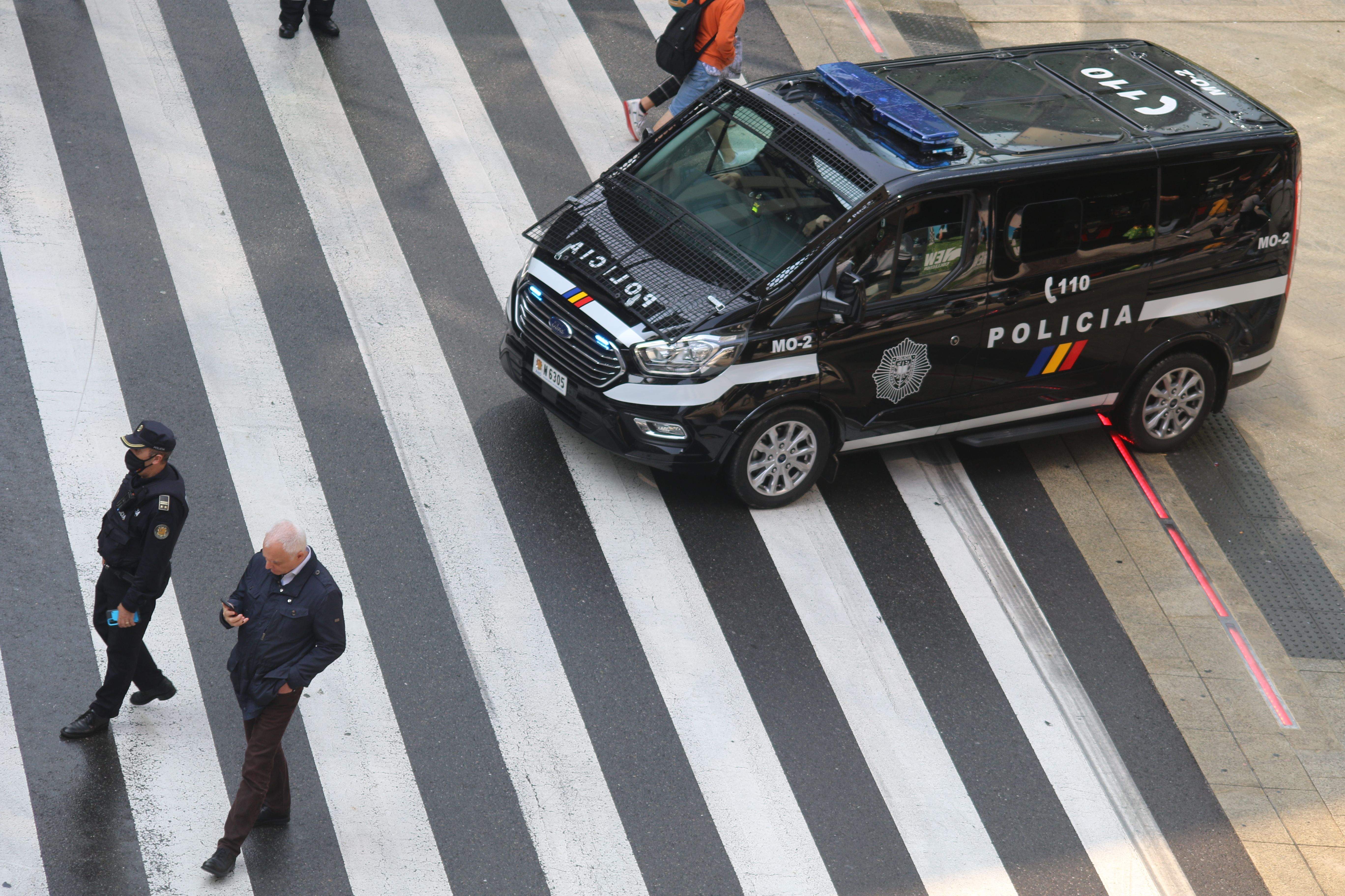 Una furgoneta del grup de suport al manteniment de l'ordre.