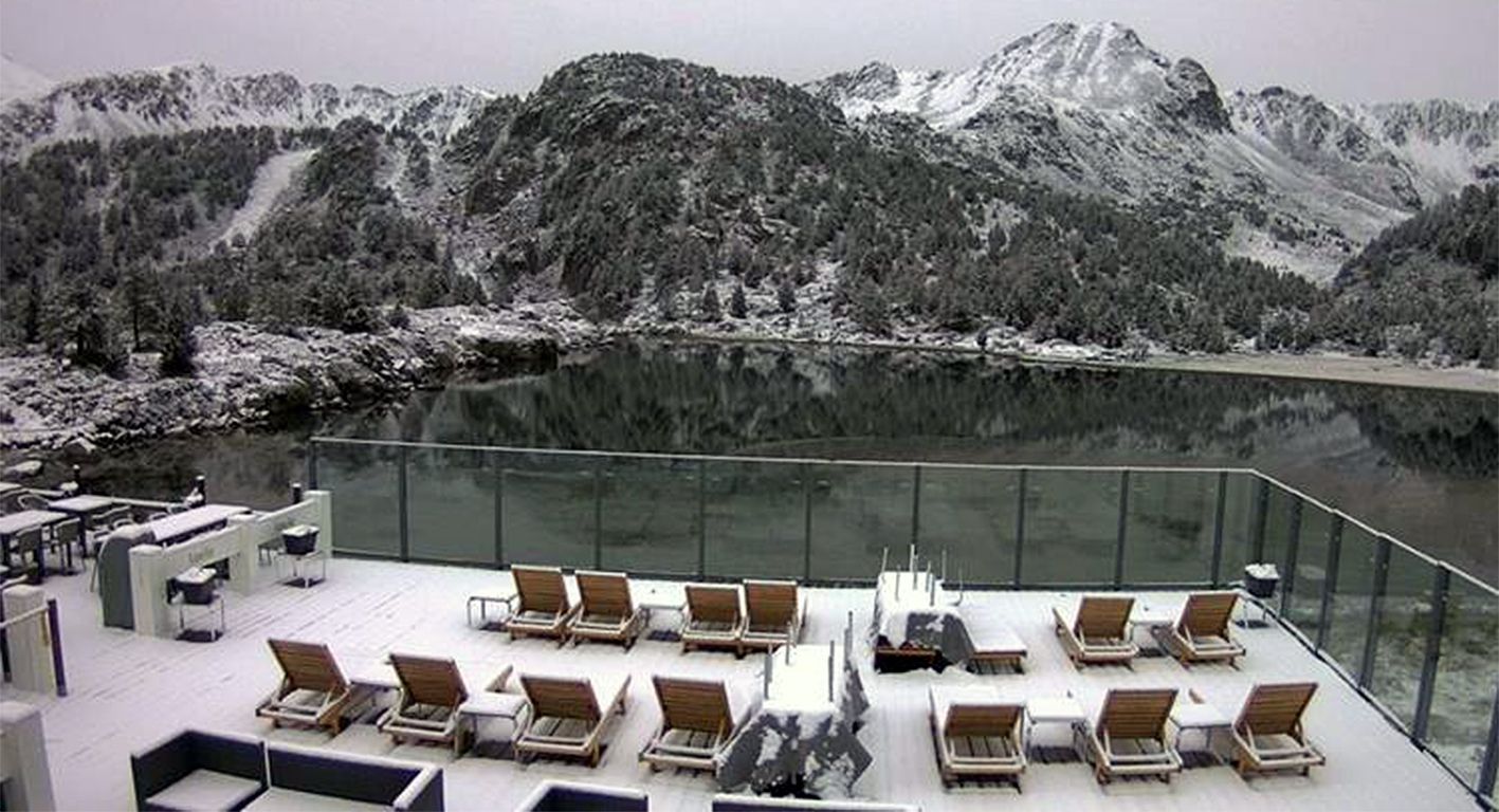 La nevada a les cotes altes obliga a circular amb equipaments pel port d\'Envalira