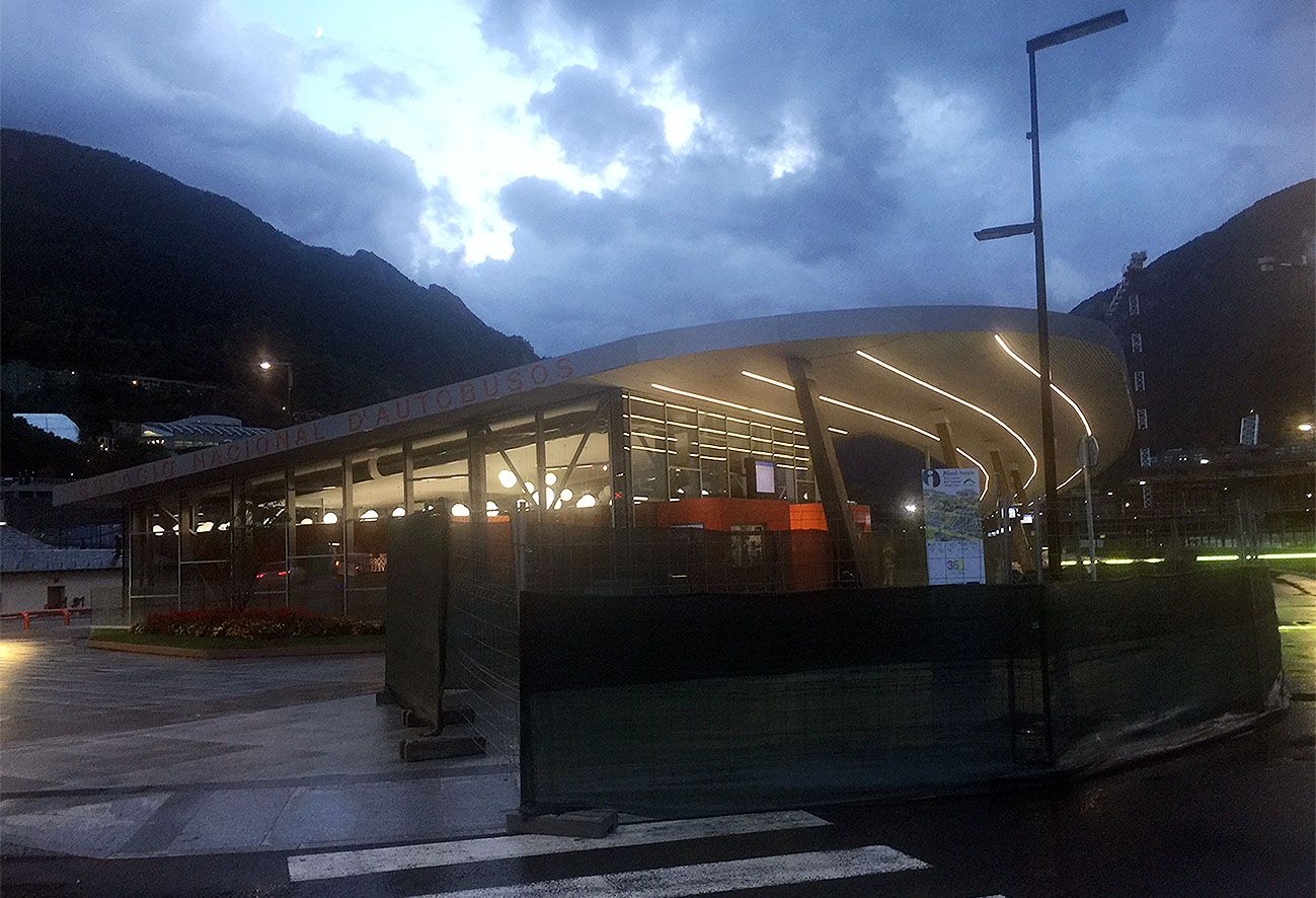 L’estació d’autobusos, lloc de sortida dels vehicles cap a Barcelona o Tolosa.