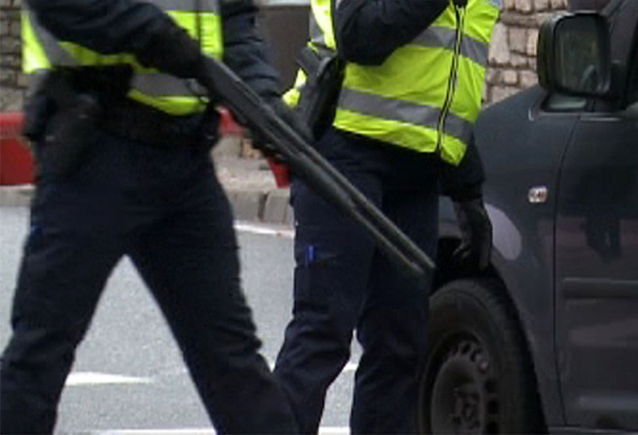 Sorpresa i incredulitat en veure patrullar la policia equipada amb armes llargues