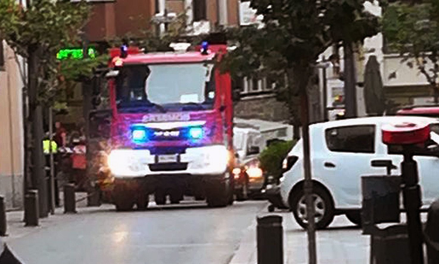 Un incendi en un box de Camp de Perot obliga a desallotjar la guarderia de Sant Julià