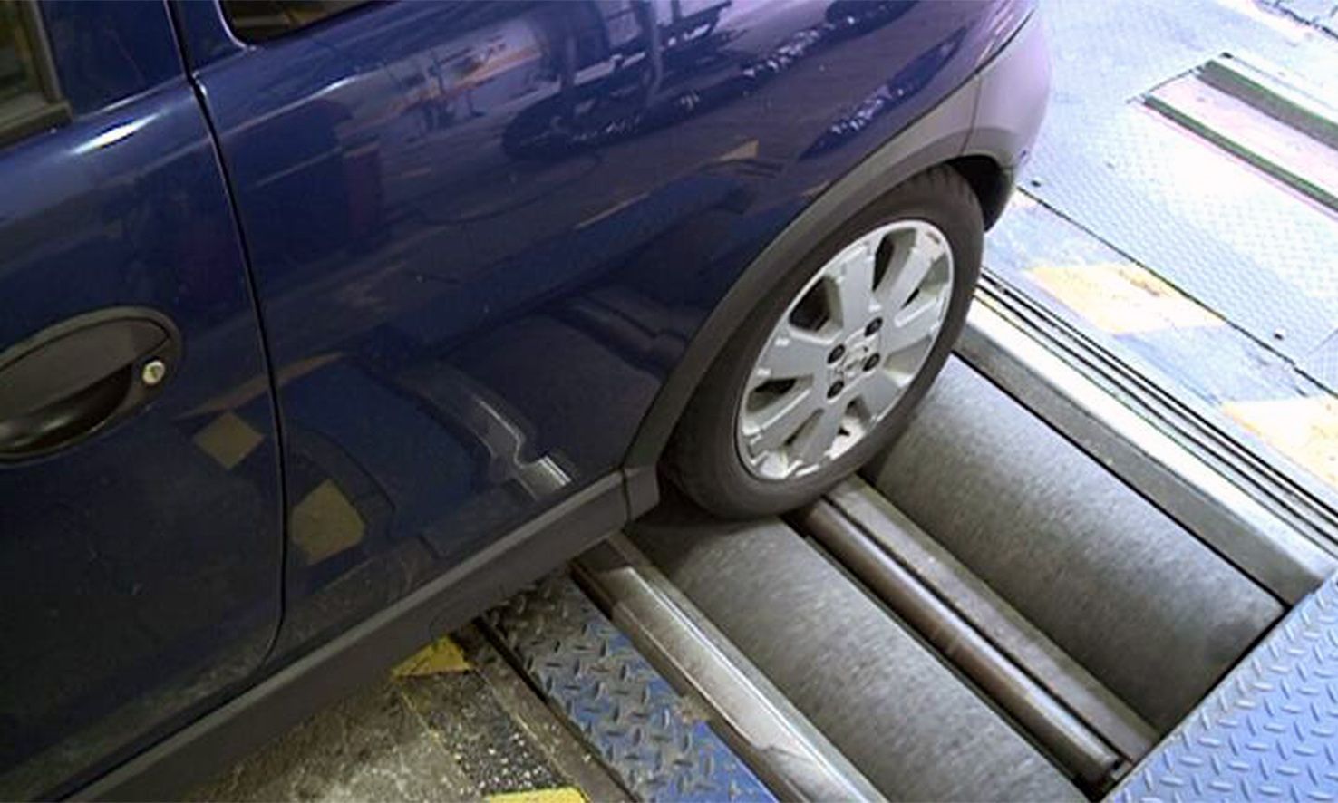 Un vehicle passant la inspecció.