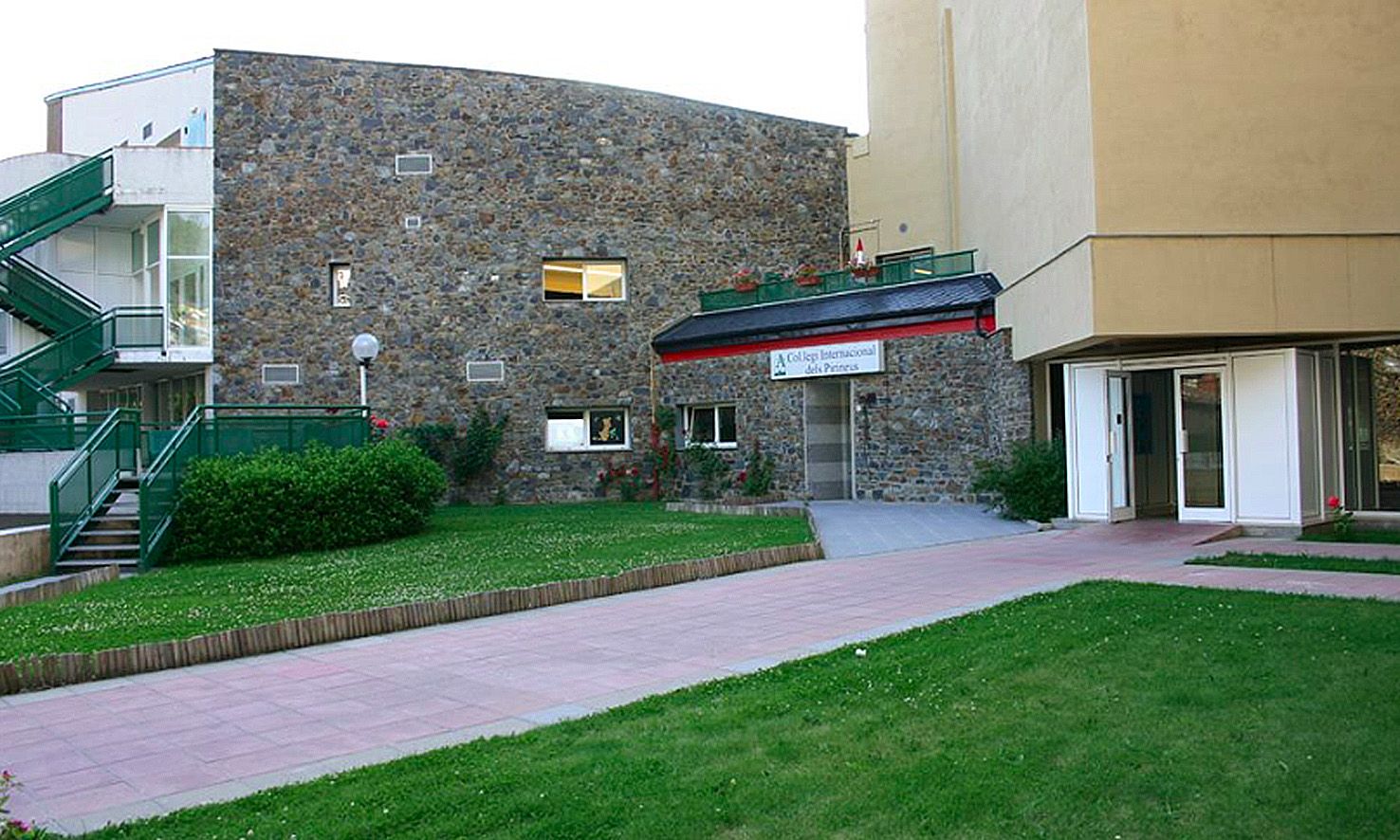 La comunitat educativa es mostra “positiva i satisfeta” amb l’arribada del nou grup titular del Col·legi del Pirineu La comunitat educativa es mostra “positiva i satisfeta” amb l’arribada del nou grup titular del Col·legi del Pirineu