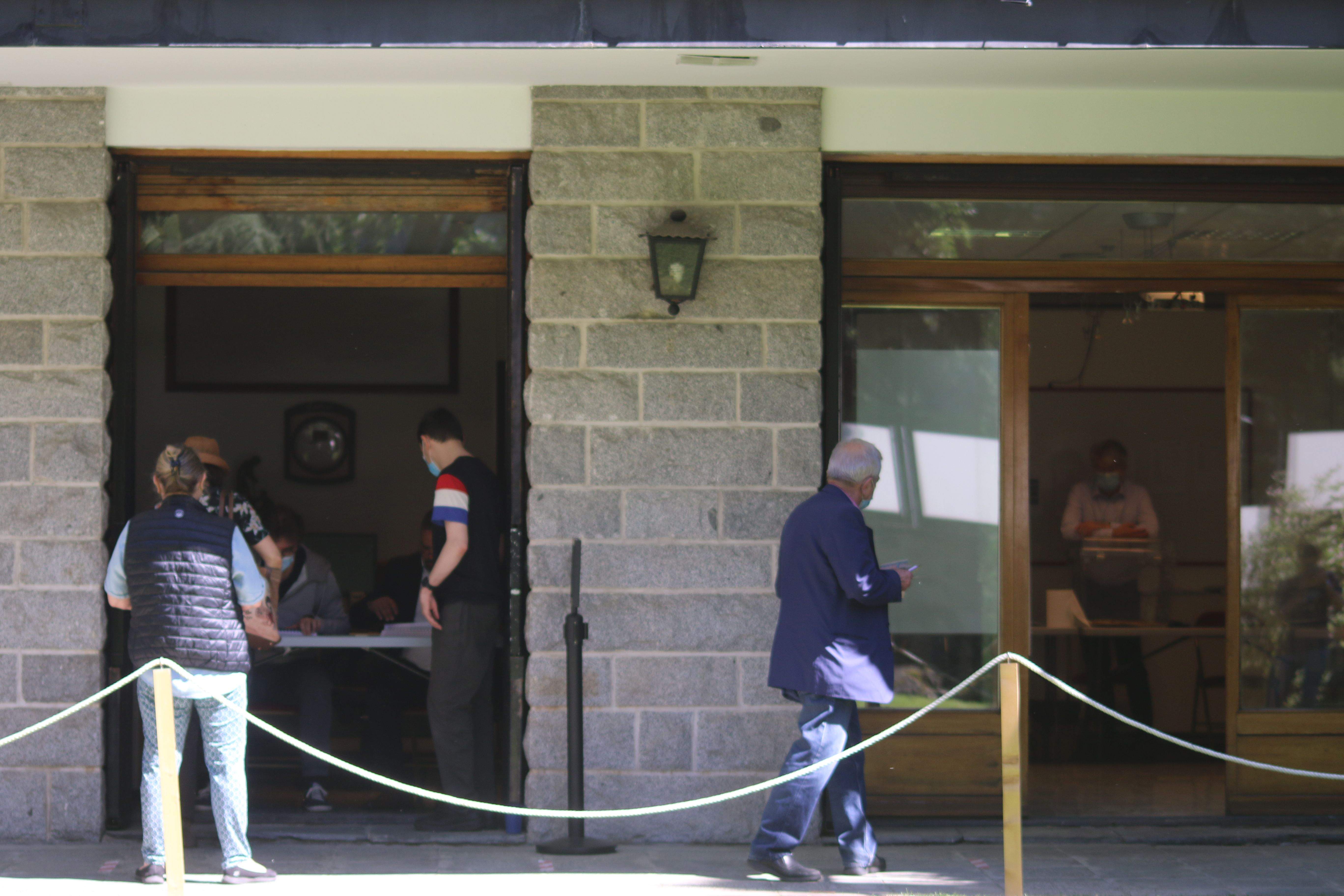 Persones votant a l'ambaixada francesa en la primera volta de les legislatives del 2022.