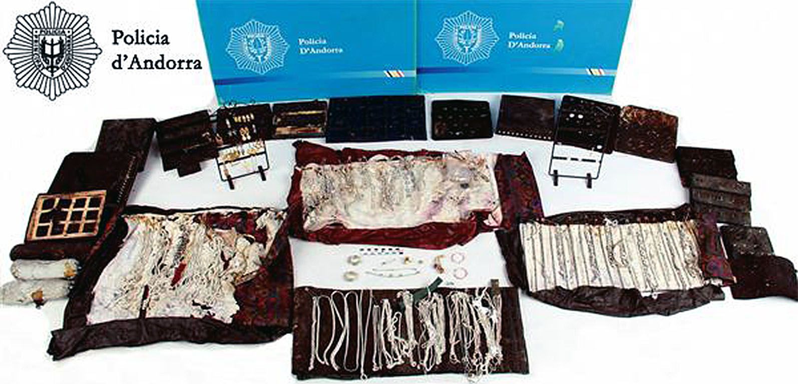 Apareix en un camí boscós de la Comella una part del botí d’un robatori de fa tres anys