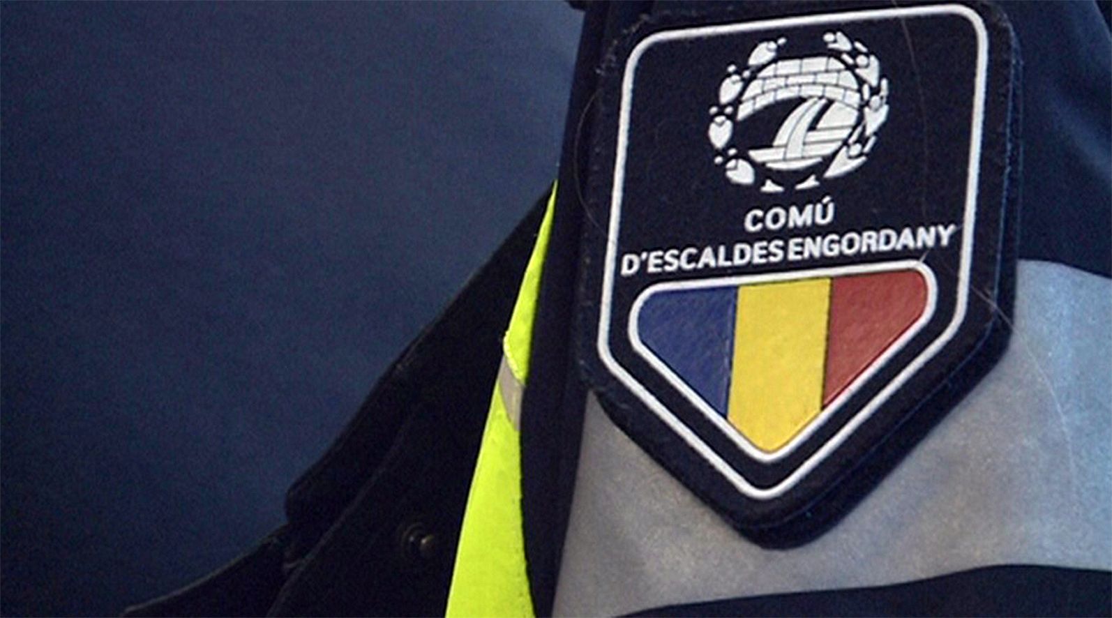 L'escut a l'uniforme d'un agent de circulació del comú escaldenc. L'escut a l'uniforme d'un agent de circulació del comú escaldenc.