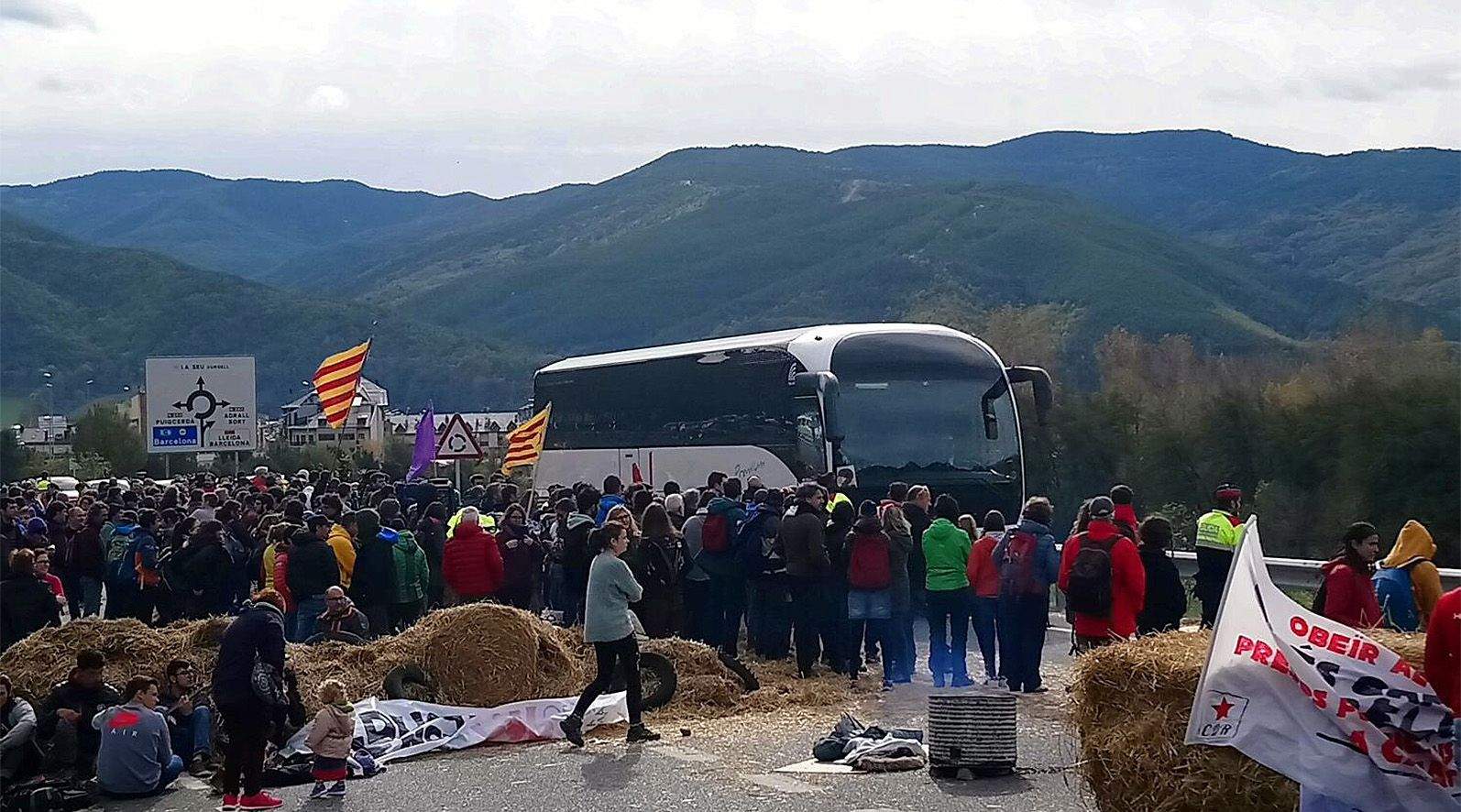 Els organitzadors del tall de la N-145 anuncien que la mobilització es pot allargar “indefinidament”