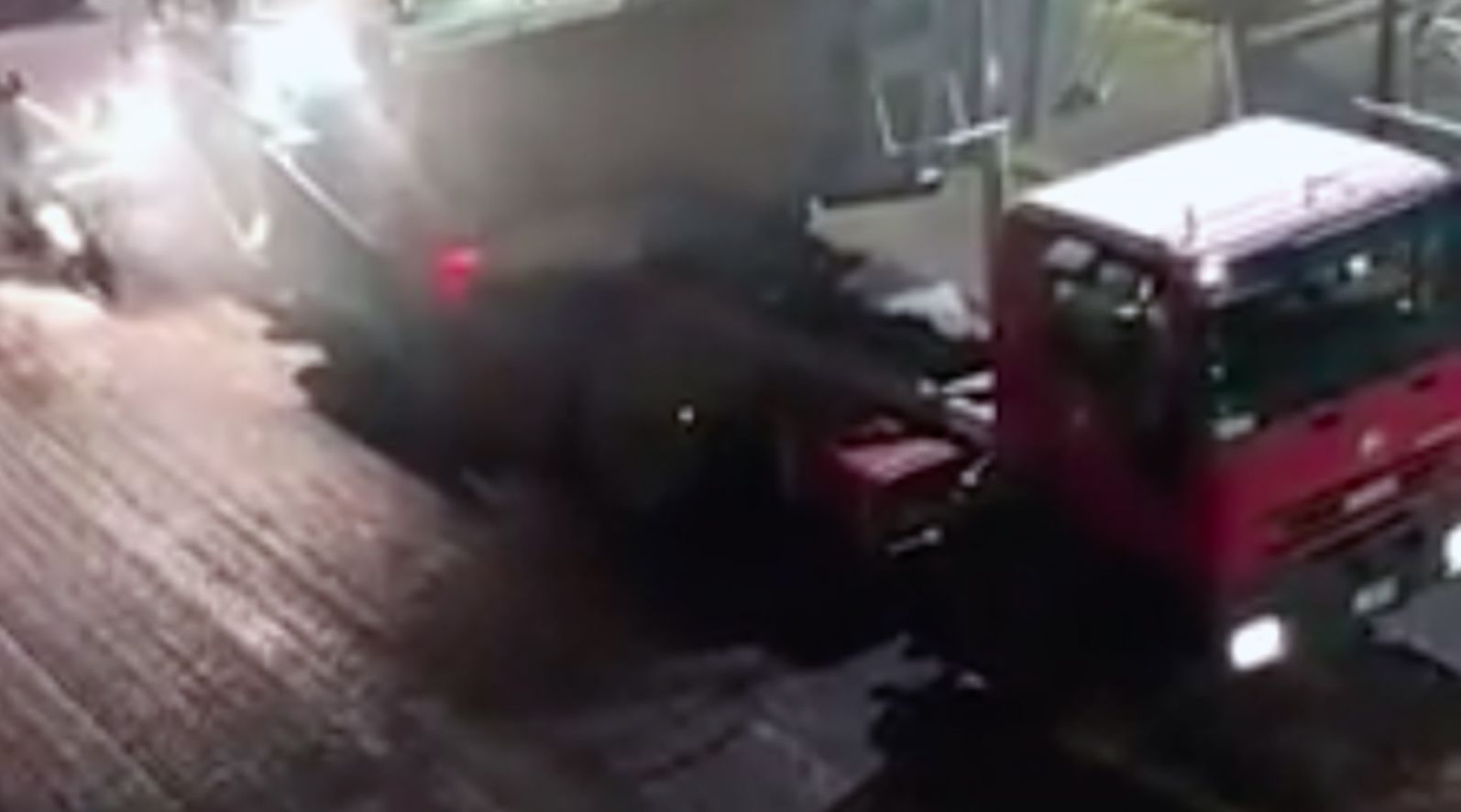 Les obres nocturnes a la rotonda de la Comella treuen de polleguera els veïns de la zona