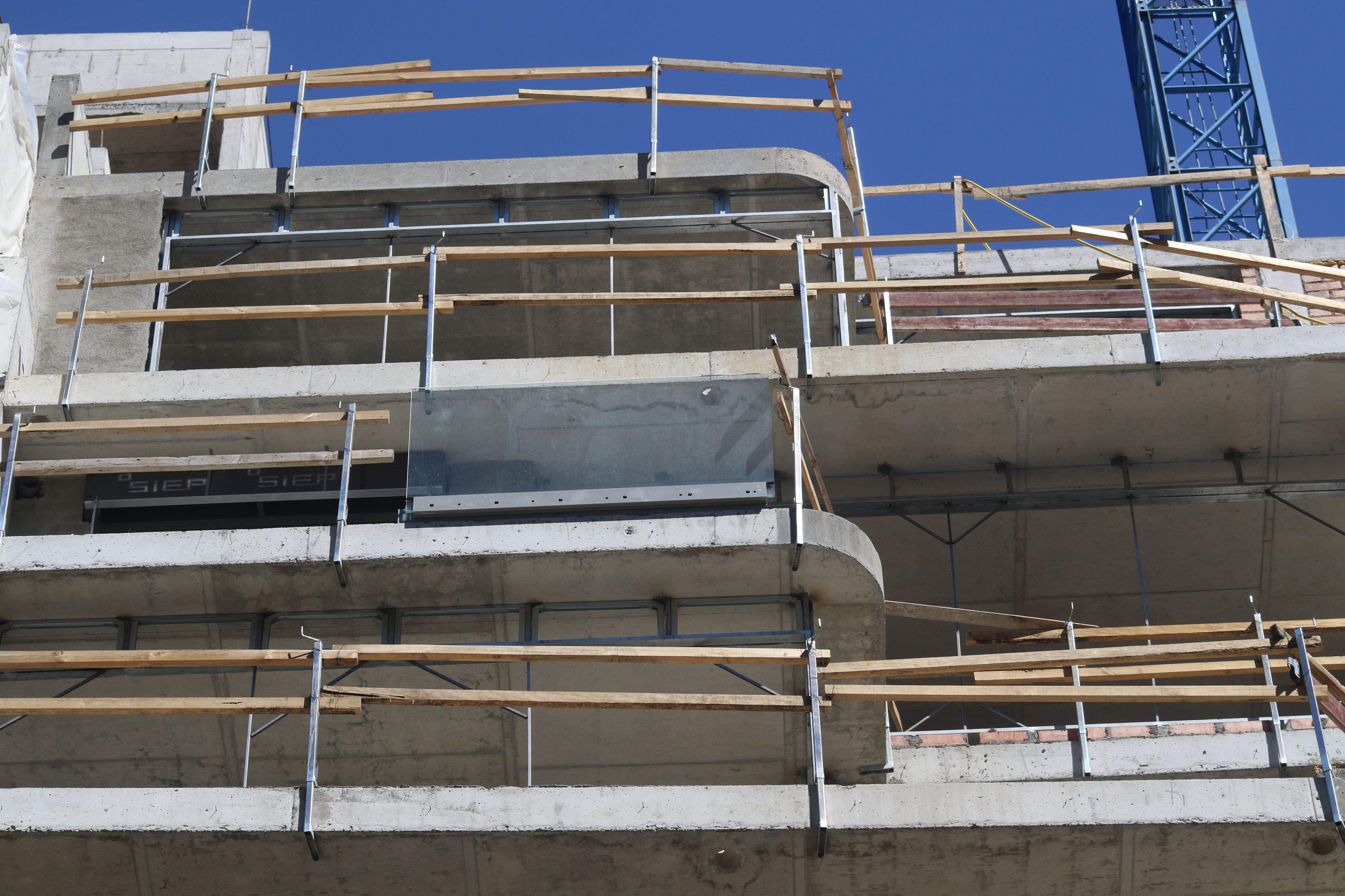 Una de les obres al país.