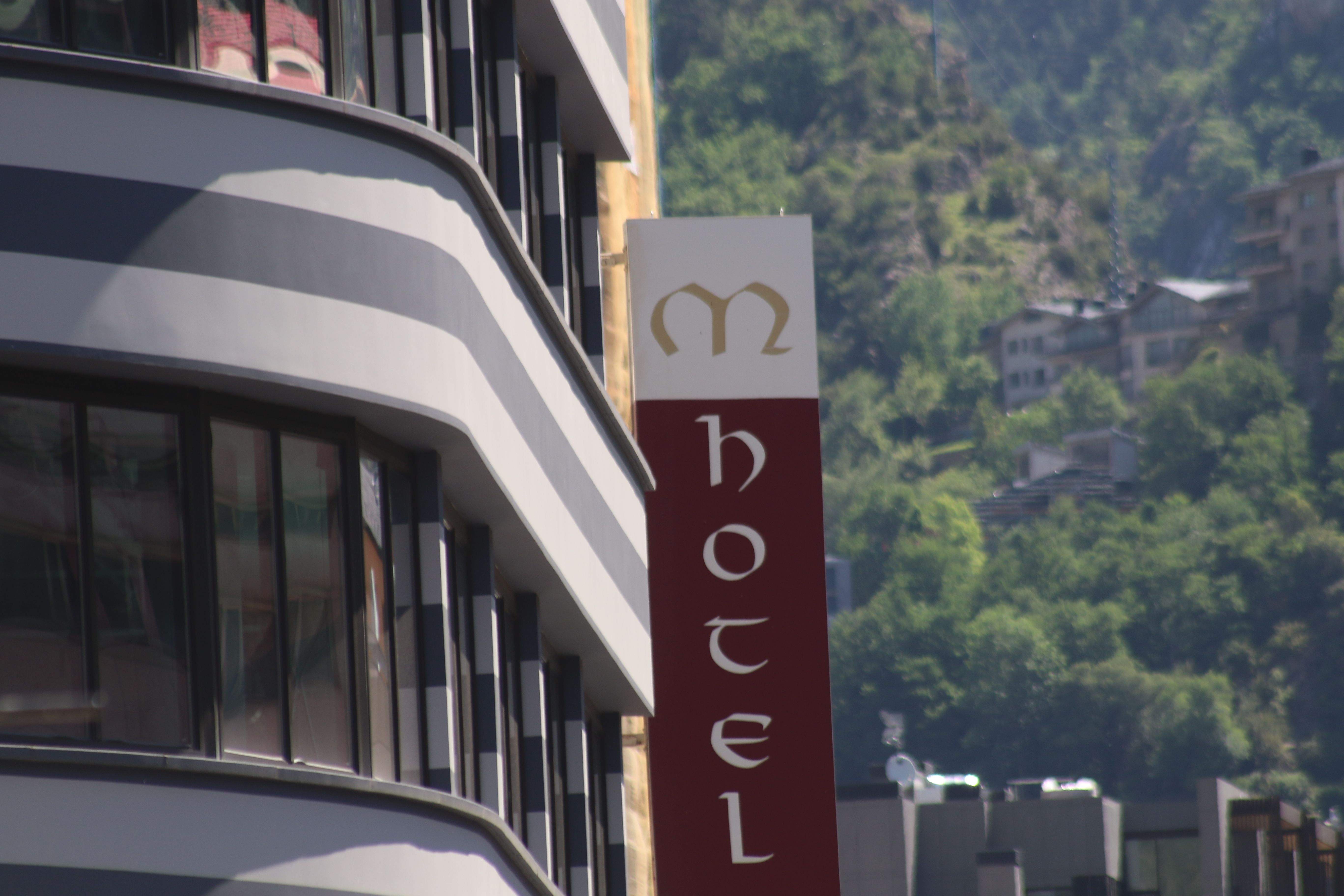 El rètol d'un establiment hoteler.