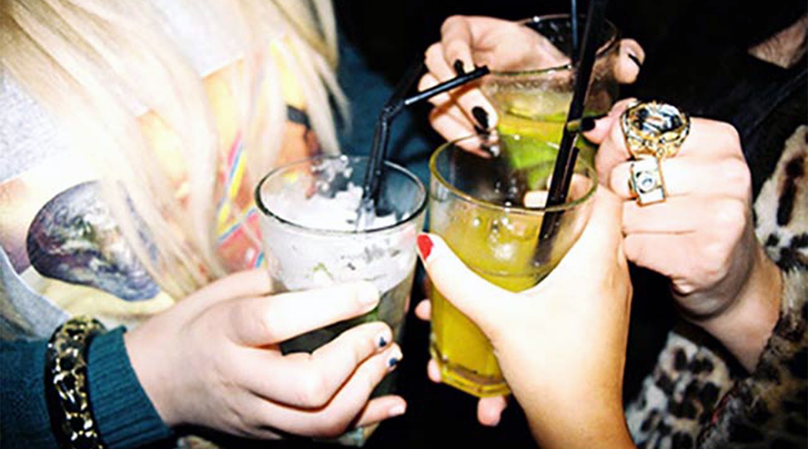 Les discoteques i sales de festa hauran de deixar de servir alcohol mitja hora abans de tancar els caps de setmana