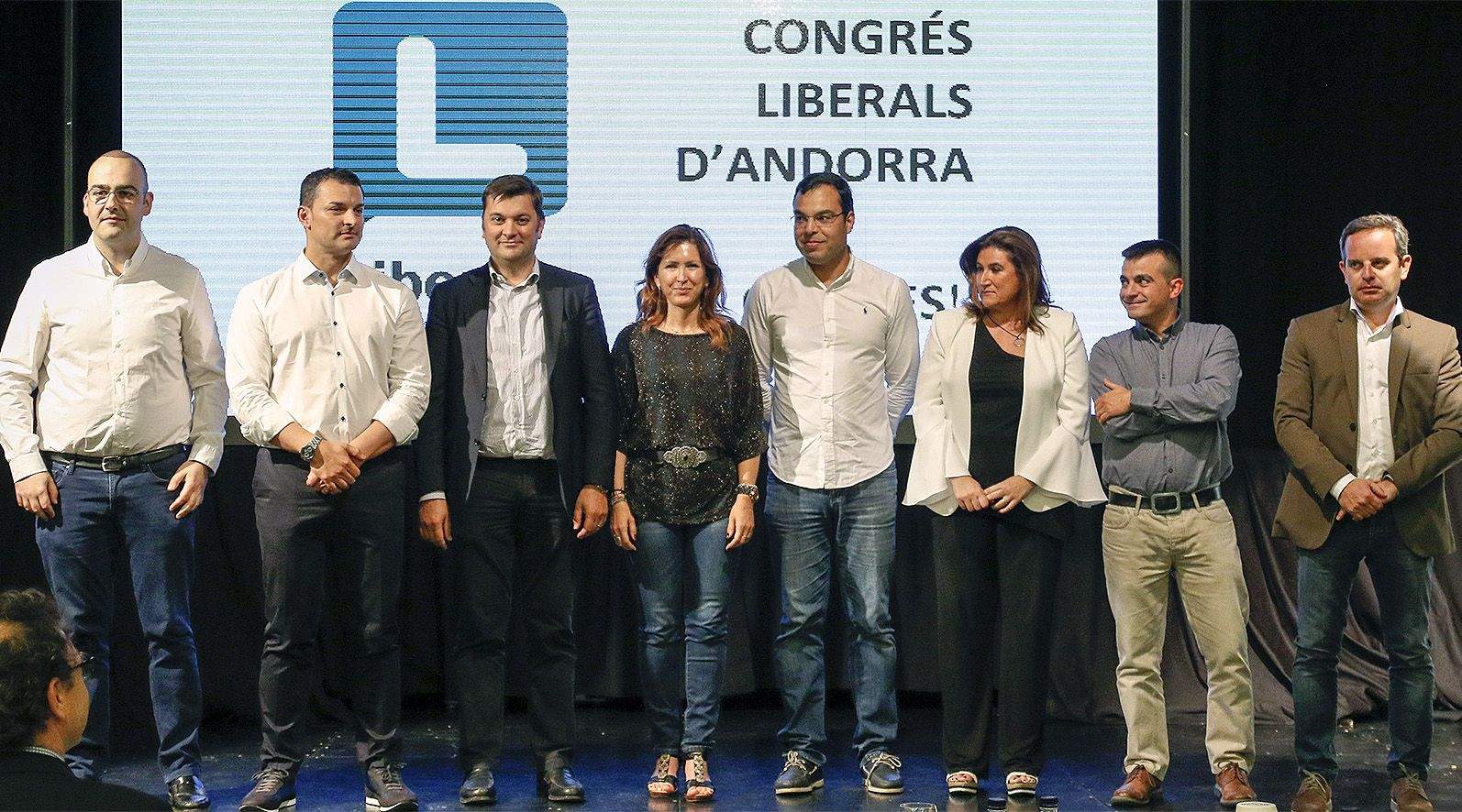 Dues lleis al Constitucional amb el suport liberal i cinc baixes a la direcció del partit