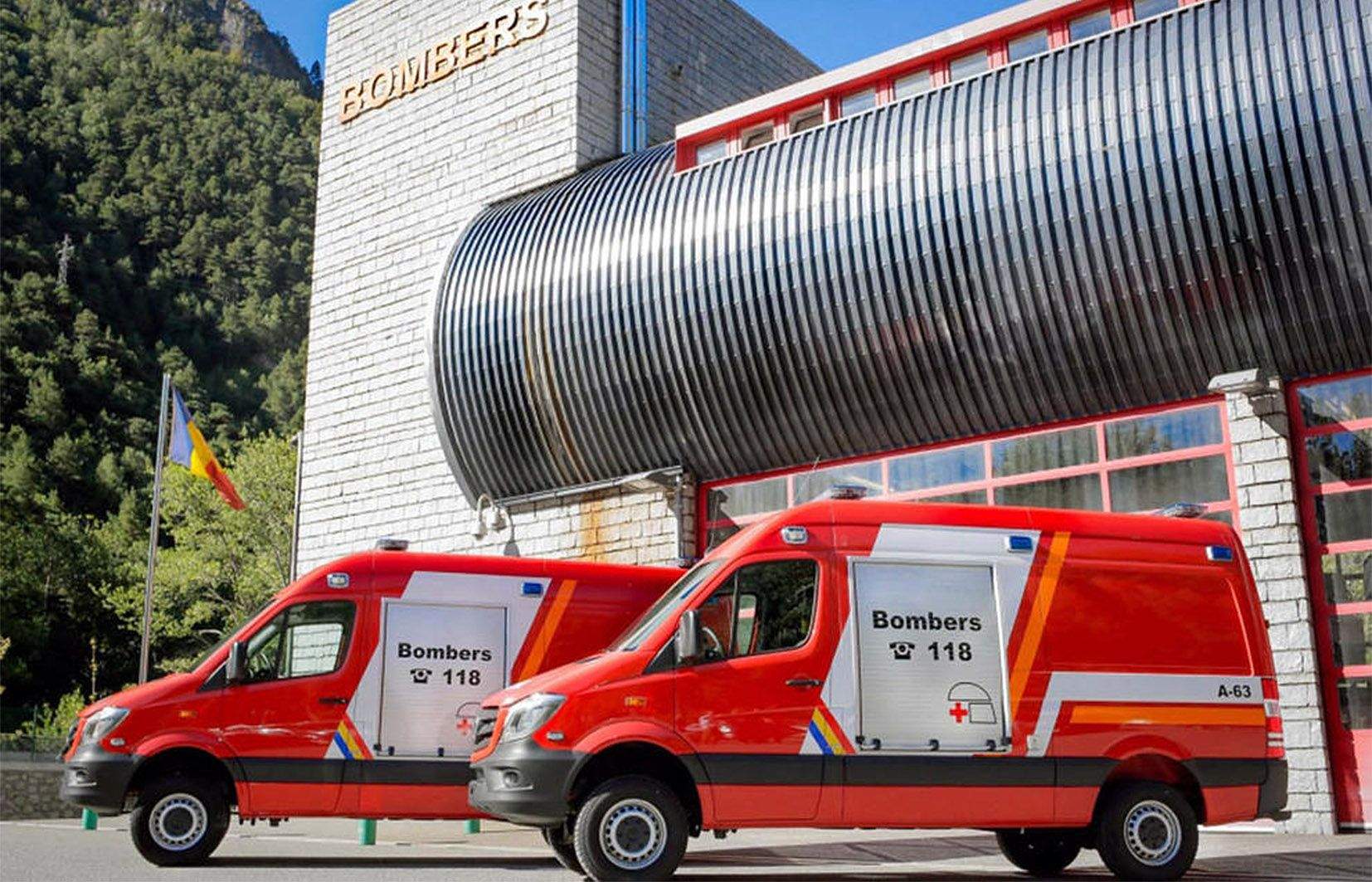 Una dona pareix el seu sisè fill al parc de bombers de Santa Coloma