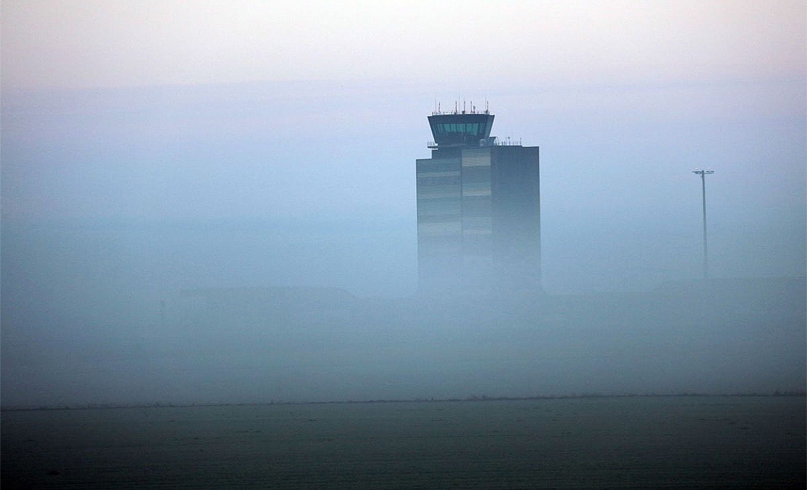 La boira d’Alguaire obliga a variar els plans als turistes anglesos que esquien al Principat