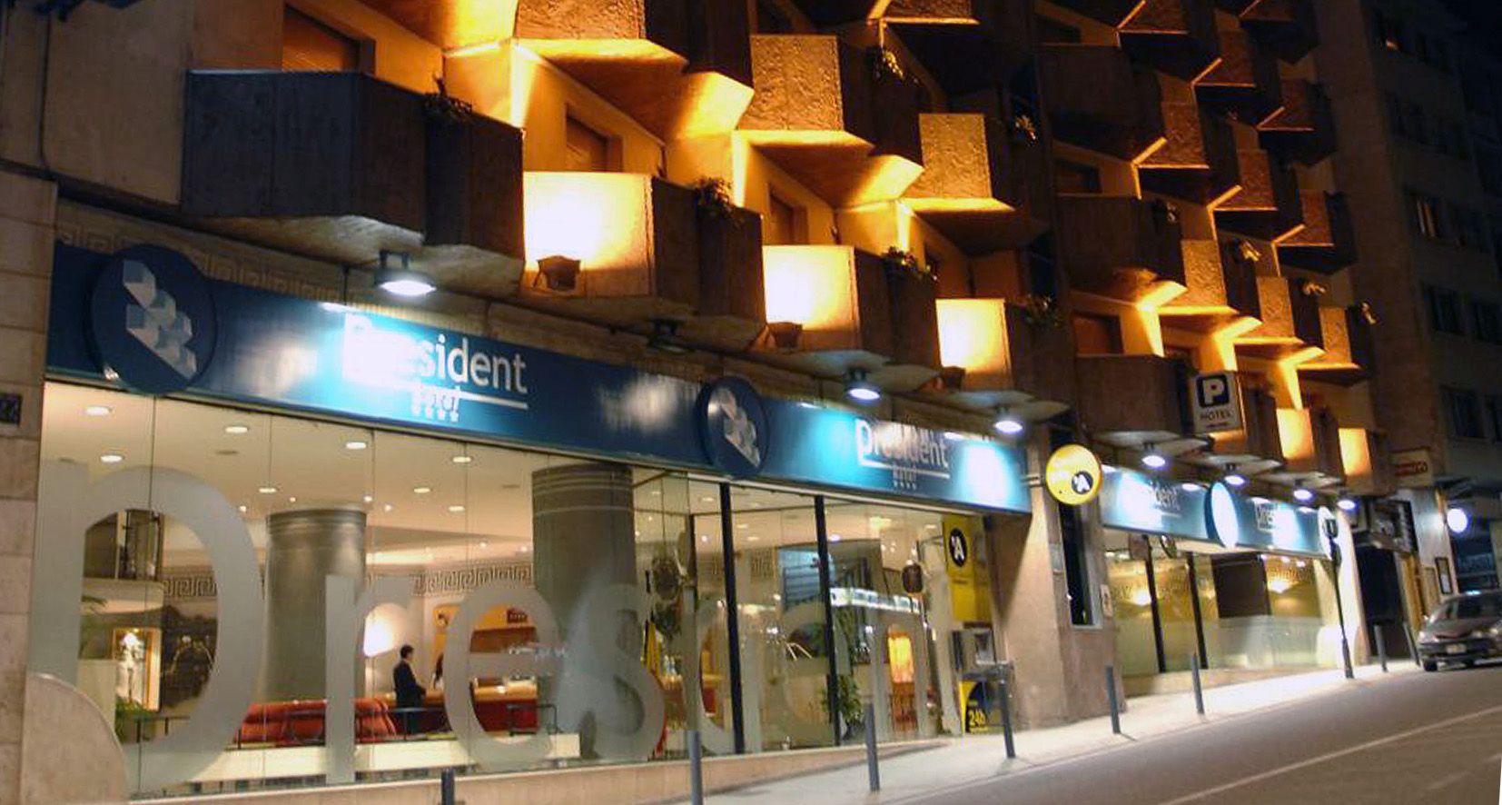 Extingit l\'espectacular incendi a l\'hotel President, que només ha afectat la planta on hi ha la sauna