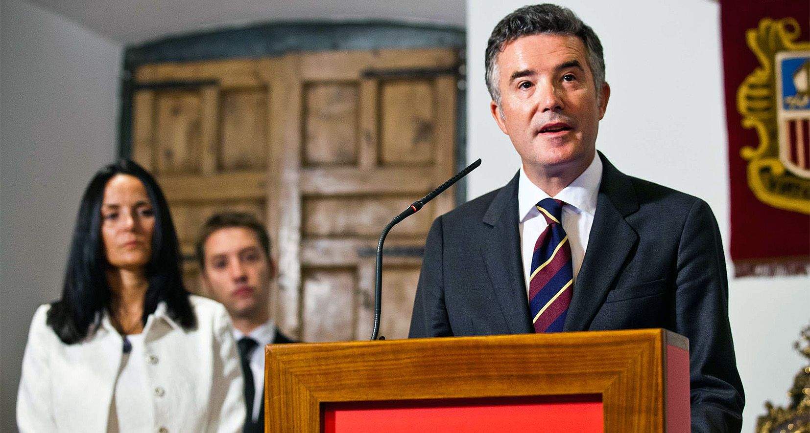 El síndic posa més llenya al foc i agreuja la crisi al grup parlamentari mixt i per extensió al Consell