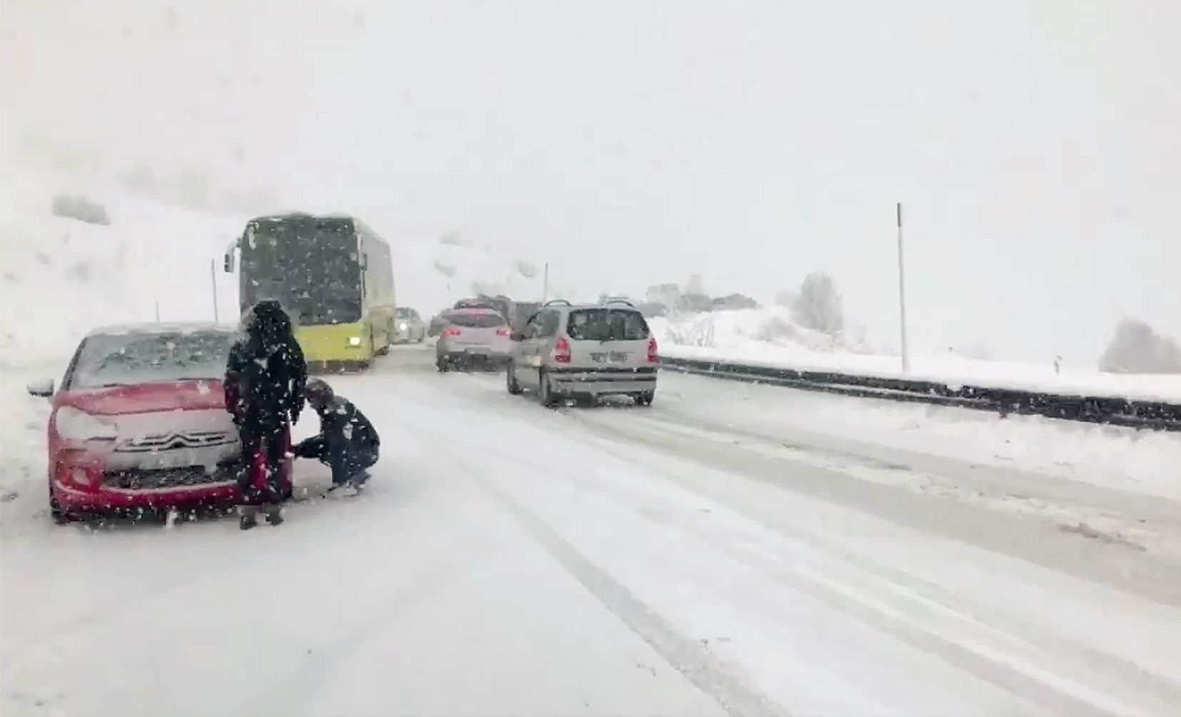 Ensurt d\'un autocar carregat d\'infants encastat a la penya de Racons, on s\'han entravessat desenes de vehicles