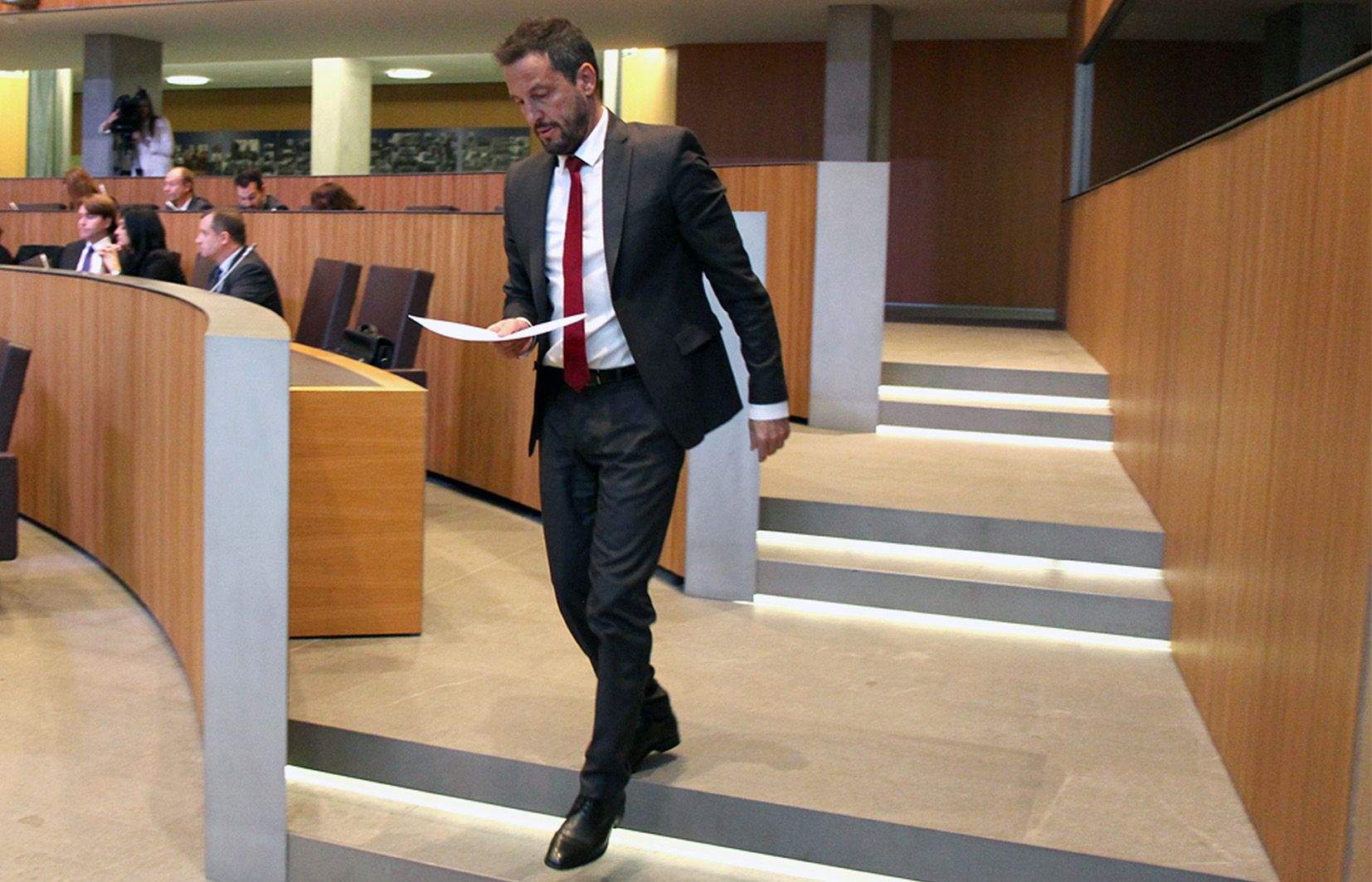 La reunió per intentar reorganitzar el grup parlamentari mixt acaba com el rosari de l\'aurora i sense cap solució